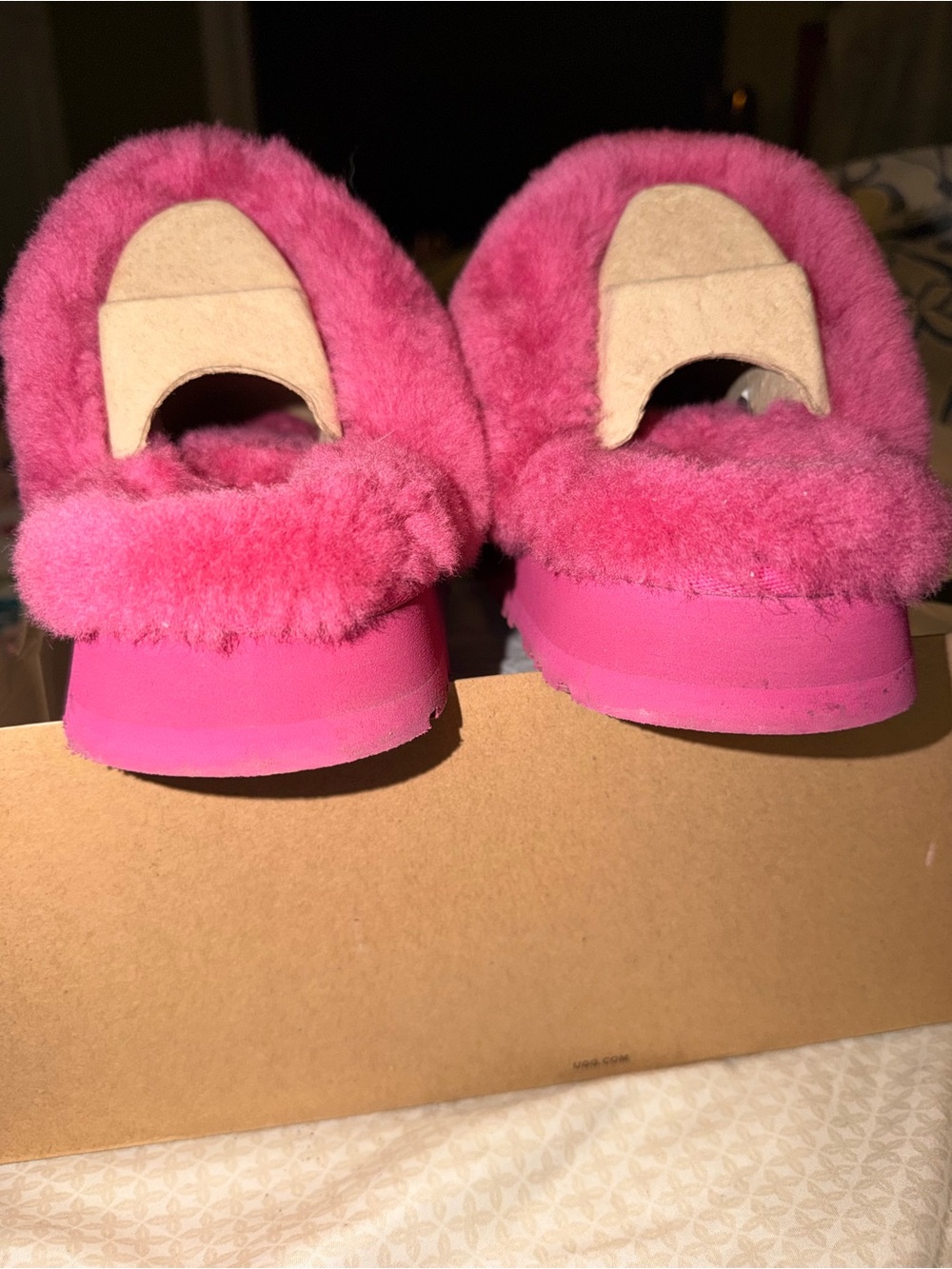 🩷🩷 UGG Women's Hot Pink Shearling Clog Slippers - Picture 4 of 5